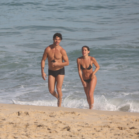 José Loreto foi visto com DJ Bruna Lennon em praia do Rio de Janeiro