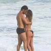 José Loreto e Bruna Lennon trocaram beijos em praia carioca