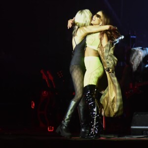 Anitta e Miley Cyrus mostraram intimidade no palco