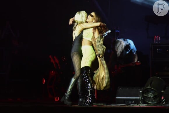Anitta e Miley Cyrus mostraram intimidade no palco
