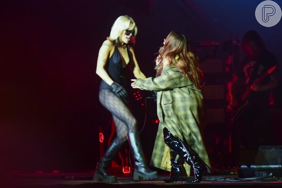 Anitta usou um look poderoso em sua participação no show de Miley Cyrus