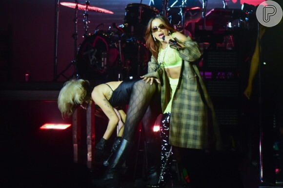 A performance de Anitta e Miley Cyrus foi muito elogiada na web