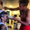Neymar vence aposta e descolore cabelo de amigo nesta segunda-feira, 18 de março de 2013
