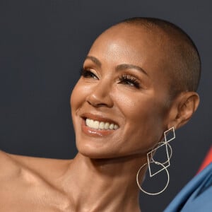 Jada Pinkett Smith está careca por conta da alopecia, uma doença autoimune caracterizada pela queda de cabelo