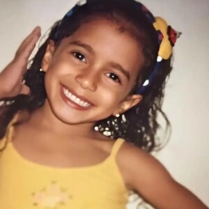 Anitta abriu álbum de fotos antigas e exibiu uma série de fotos da infância