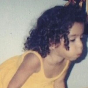 Anitta faz... 3 anos! Cantora exibe foto de aniversário da infância