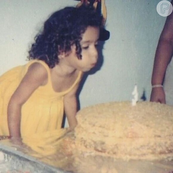 Anitta faz... 3 anos! Cantora exibe foto de aniversário da infância