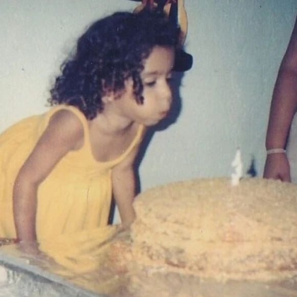 Anitta faz... 3 anos! Cantora exibe foto de aniversário da infância