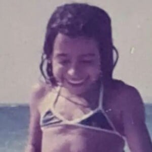 Anitta antes da fama: a cantora em versão Girl from Rio mirim!