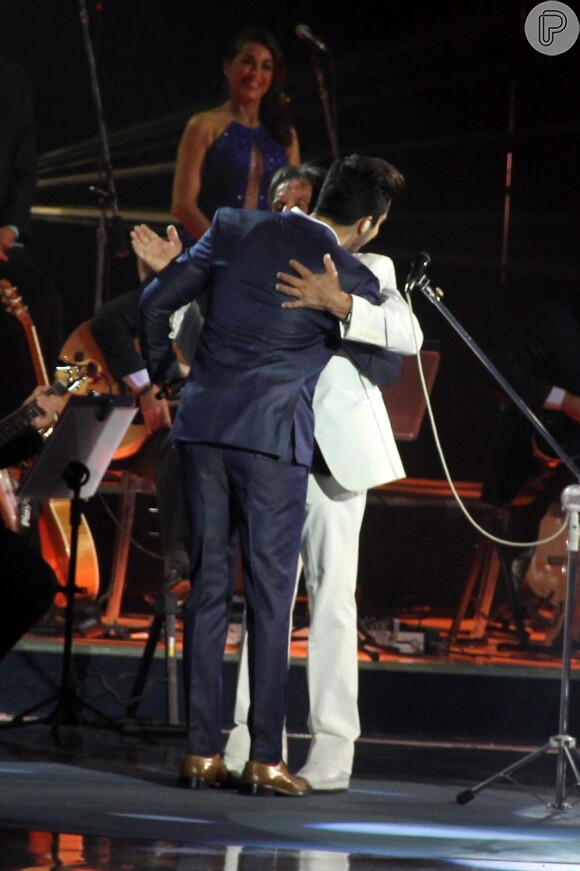 Luan Santana abraça Roberto Carlos durante gravação do especial