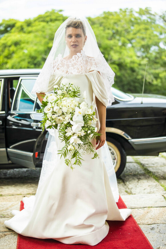 Casamento de Madeleine (Bruna Linzmeyer) na novela 'Pantanal' tem vestido sexy, justo e ombro a ombro