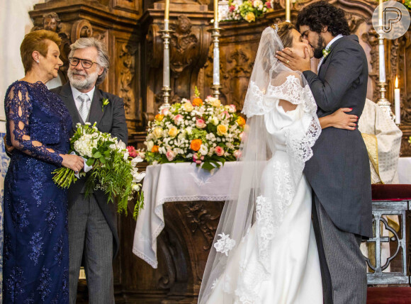 Madeleine (Bruna Linzmeyer) e José Leôncio (Renato Góes) têm casamento na novela 'Pantanal', mas casal passa a brigar seguidamente