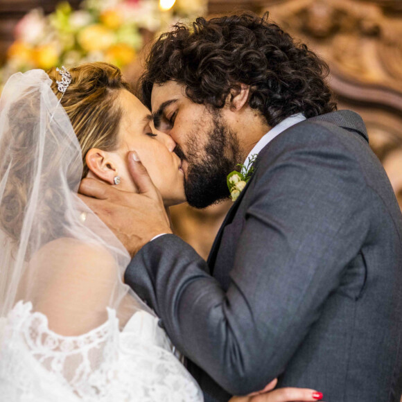 Madeleine (Bruna Linzmeyer) e José Leôncio (Renato Góes) se casam na novela 'Pantanal' no capítulo de 4 a de abril de 2022