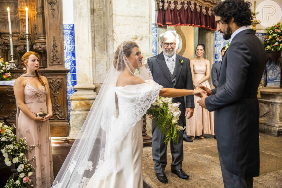 Madeleine (Bruna Linzmeyer) e José Leôncio (Renato Góes) se casam na novela 'Pantanal'