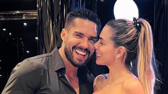 Foto: Bil Araújo pediu Erika Schneider em namoro em uma viagem de cruzeiro  feita pelos dois ao lado de amigos - Purepeople