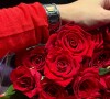 Bil Araújo deu até flores para Erika Schneider na hora de fazer o pedido de namoro