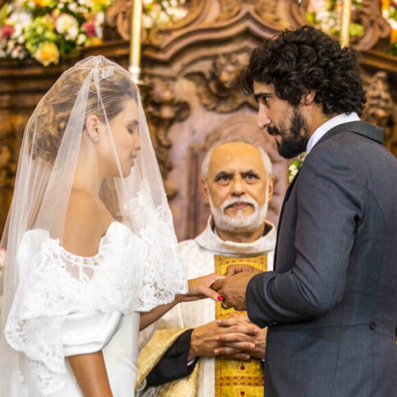 Madeleine (Bruna Linzmeyer) e José Leôncio (Renato Góes) se casaram e o fazendeiro deu uma 'bolada' para o sogro, Antero (Leopoldo Pacheco) na novela 'Pantanal'