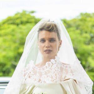 Madeleine (Bruna Linzmeyer) usou vestido sexy em casamento na novela 'Pantanal'