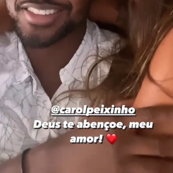 Thiaguinho e Carol Peixinho trocaram beijos em vídeo publicado pelo cantor