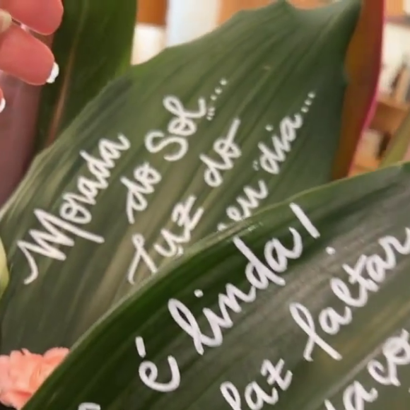 Thiaguinho enviou flores para Carol Peixinho com muitas frases românticas