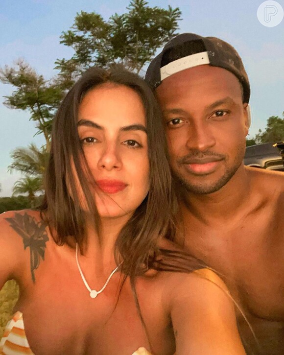 Thiaguinho e Carol Peixinho assumiram o namoro em fevereiro