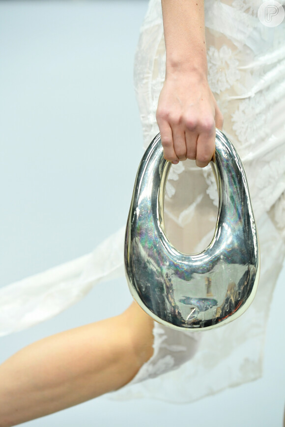 A bolsa Coperni de vidro é uma collab da marca de moda com a empresa de vidraria Heven