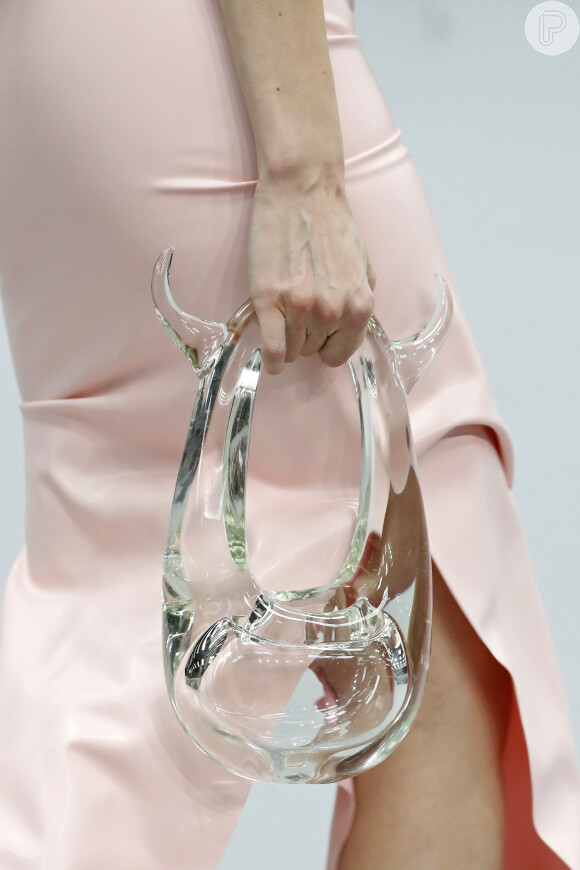 O modelo de vidro com chifres da bolsa Coperni apareceu nas mãos da modelo Gigi Hadid no desfile da marca de roupas