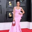 A bolsa de vidro na cor vermelha e formato míni foi aposta de Tinashe no Grammy 2022