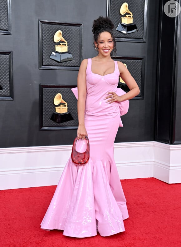A bolsa de vidro na cor vermelha e formato míni foi aposta de Tinashe no Grammy 2022