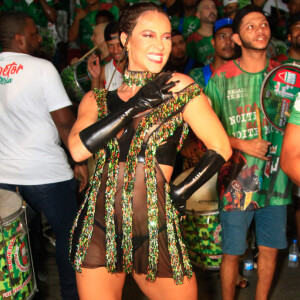 Rainha de bateria da Grande Rio, Paolla Oliveira sambou ao lado de ritmistas da escola