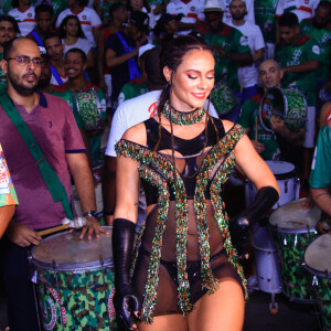 Paolla Oliveira roubou toda a atenção do público no ensaio técnico da escola de samba Grande Rio