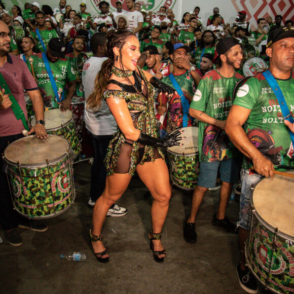 Paolla Oliveira usou look com transparência, que deixou seu corpo torneado em evidência