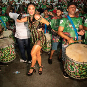 Paolla Oliveira brilhou em mais um ensaio na quadra da escola de samba Acadêmicos do Grande Rio