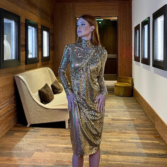 Vestido dourado de Marina Ruy Barbosa no réveillon foi destaque nas redes sociais