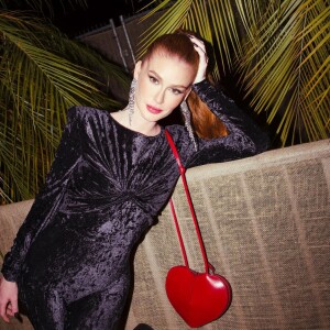 Bolsa de coração de Marina Ruy Barbosa já havia sido usada em uma produção mais sofistiada com vestido do vermelho