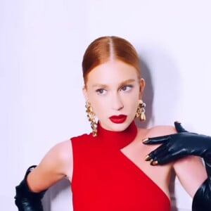 Marina Ruy Barbosa: fenda acima da virilha em vestido poderoso vermelho. As luvas com detalhe para unhas douradas chamaram atenção do público