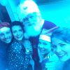 Fernanda Souza, Camila Rodrigues e Samara Felippo fazem selfie com Papai Noel