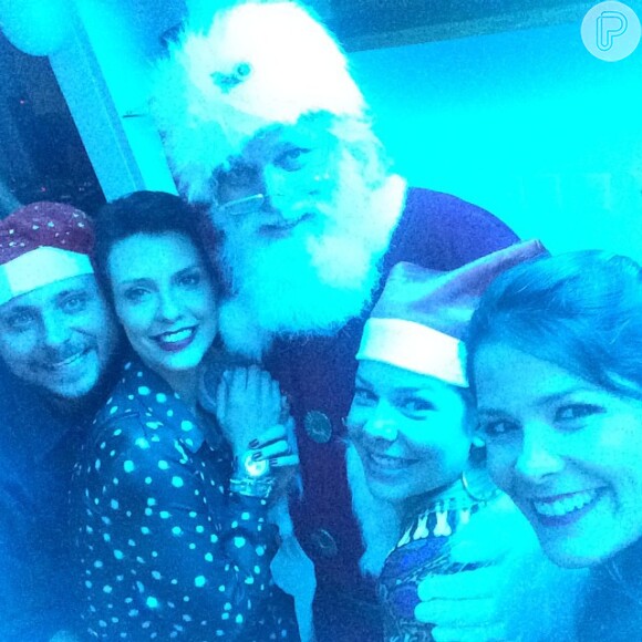 Fernanda Souza, Camila Rodrigues e Samara Felippo fazem selfie com Papai Noel