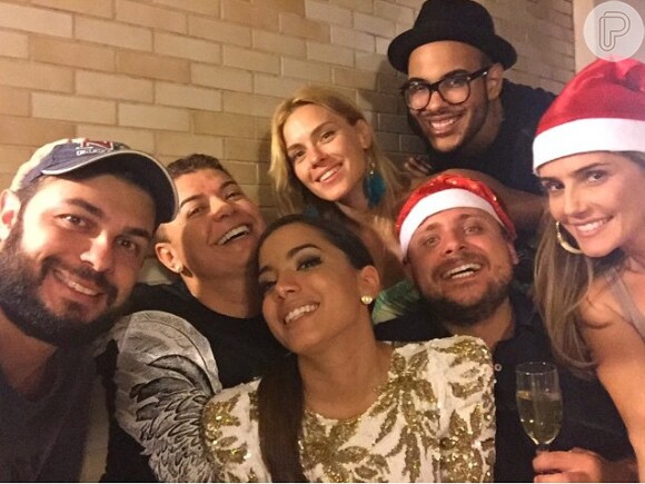 Anitta curte festa com Deborah Secco e Carolina Dieckmann, no Rio, em 10 de dezembro de 2014