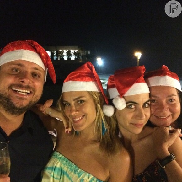 Carolina Dieckmann posou com chapéuzinho de Papai Noel na festa