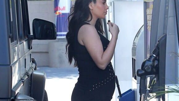 Kim Kardashian está obcecada com seu peso na gravidez e tia sugere plástica