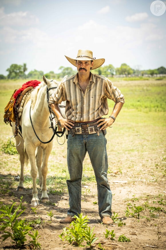 Tibério (Guito) faz proposta ao achar Jove (Jesuíta Barbosa) vivo na tapera de Juma (Alanis Guillen) na novela 'Pantanal'