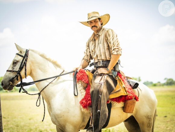 Tibério (Guito) acha Jove (Jesuíta Barbosa) após o rapaz ser dado como morto na novela 'Pantanal'