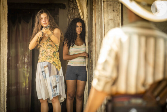 Juma (Alanis Guillen) aponta arma para Tibério (Guito) para proteger Jove (Jesuíta Barbosa) na novela 'Pantanal'