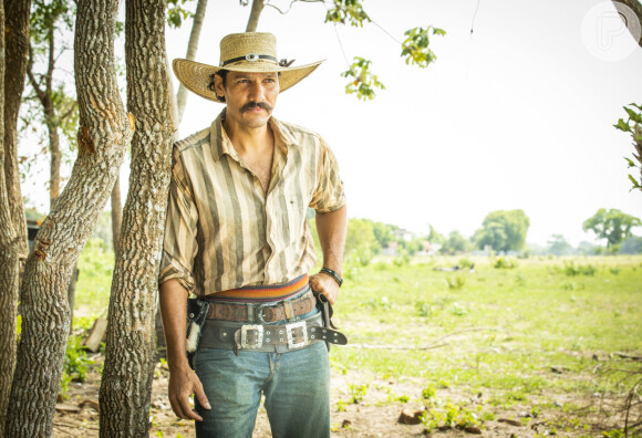 Tibério (Guito) tenta argumentar com Juma (Alanis Guillen) a respeito de Jove (Jesuíta Barbosa) na novela 'Pantanal'