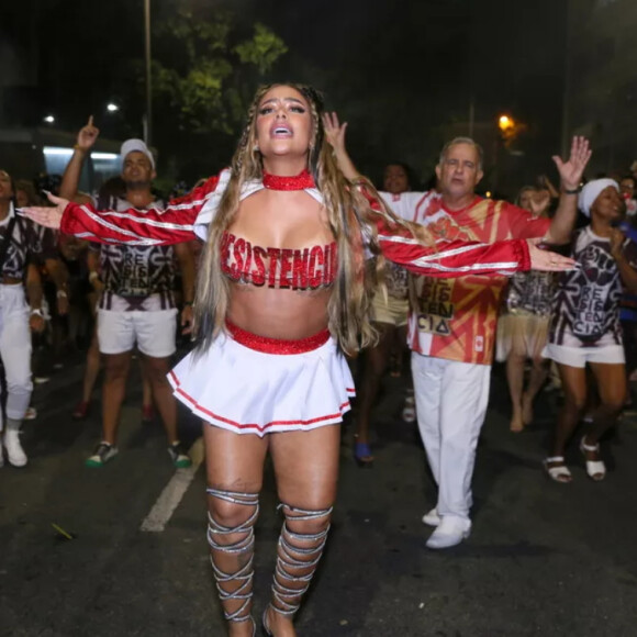 Rafaella Santos levou a mãe para ensaio de rua do Salgueiro