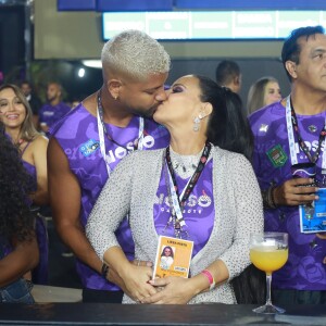 Viviane Araujo trocou beijos e carinhos com o marido, Guilherme Militão