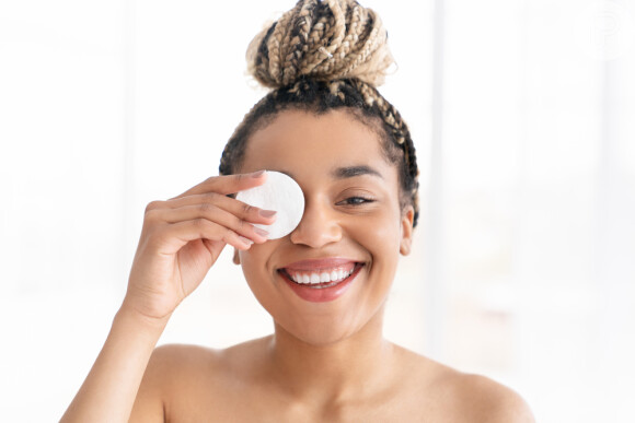 A limpeza é um passo inicial importante no skincare: quem tem pele negra deve procurar produtos que combatam a oleosidade