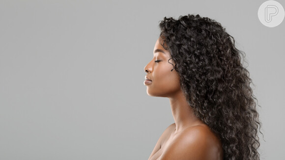 A pele do rosto de mulheres negras tende a sofrer mais com a oleosidade da pele