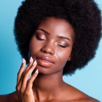 Skincare para a pele negra: aqui estão os produtos essenciais sua rotina de beleza!